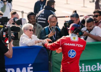 ФОТО. Трогательный момент. Кому Хэмилтон посвятил первый подиум в Феррари?