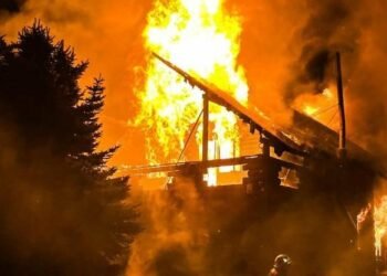 Полум’я охопило 250м²: у Києві спалахнула масштабна пожежа, — ФОТО