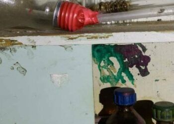 Скандал на Київщині: чоловіка підозрюють у схилянні школярок до наркотиків