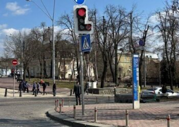 Червоне коло замість плутанини: у Києві тестують світлофор нового стандарту
