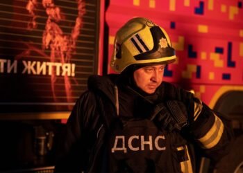 Россия массированно атаковала Кривой Рог: горит высотка и предприятие