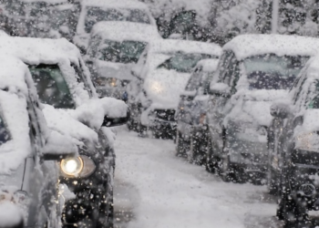 Київ у великих заторах: колони спецтехніки блокують дорожній рух, — ФОТО
