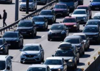 Кілометрові затори над водою: найдовший міст Києва частково перекрито