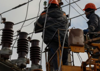 У сотнях будинків Київщини знову темрява: що відбувається з електрикою