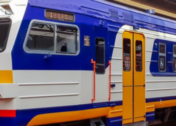 Хаос на коліях і відсутність світла: в Києві призупинено рух потягів