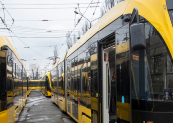 Сотні пасажирів змінять напрямки руху Києвом: обмеження і планові роботи