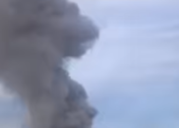 Сильні вибухи і атака чорного диму: на Київщині дуже гучно