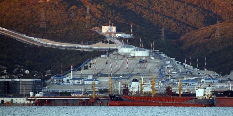 Крупнейший черноморский порт РФ работает с ограничениями после атак Украины, — Bloomberg