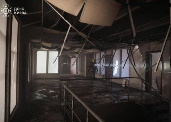 У Києві через атаку рф горіла будівля з офісами і складами — показали наслідки