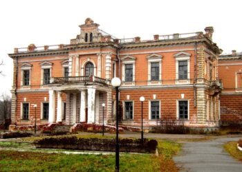 Вместо дворца — руины: россияне уничтожили поместье XIX века. ВИДЕО