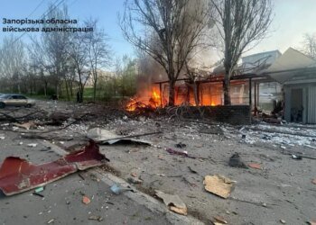 Под обстрелом остановились автобусная остановка, автостоянка и предприятие: оккупанты атаковали Запорожье, погибла женщина