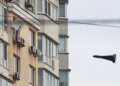 В Подольском районе Киева российский дрон попал в 18-этажное здание