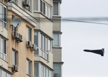 В Подольском районе Киева российский дрон попал в 18-этажное здание