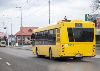 У Києві запустять додатковий транспорт до кладовищ на поминальні дні