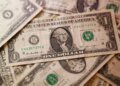 Долар впав до мінімуму за сім тижнів на тлі відкриття Ормузької протоки