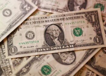 Долар впав до мінімуму за сім тижнів на тлі відкриття Ормузької протоки