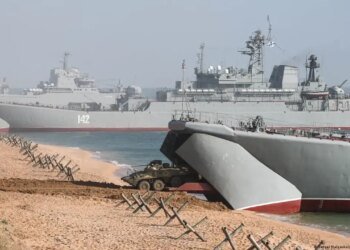 Бойцы показали, как они поразили два российских крупных десантных корабля в Крыму