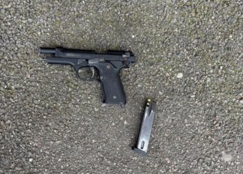 У Києві чоловік розгулював вулицями з пістолетом, його затримали