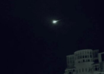 Небесное шоу в небе над Киевом: комета, спутник или предвестник пика Лирид? ВИДЕО