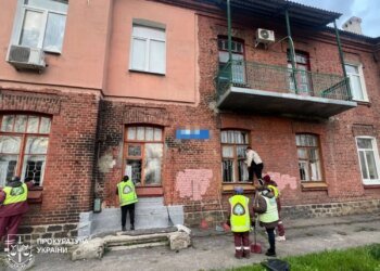 Кількість постраждалих від ворожого удару по Харкову зросла до семи, серед них неповнолітня – прокуратура