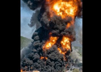 Огненное море в Туапсе: растекающаяся лава выжигает завод «Роснефти». ВИДЕО
