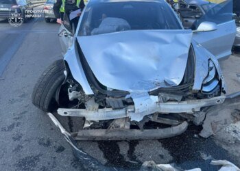 У Києві повідомлено про підозру водію Tesla, який влаштував смертельну ДТП на Дарницькому мосту