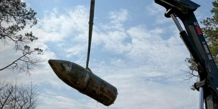 Небезпечна знахідка під час посівної: на Київщині в полі виявили ракету