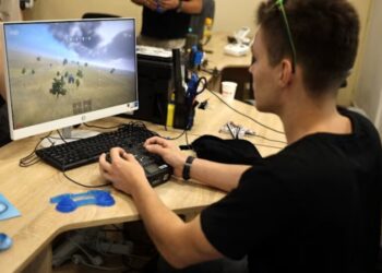 FT: украинские пилоты сбивают российские дроны за 500 км от цели