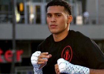 Суперзвезду бокса предупредили о бое с Усиком