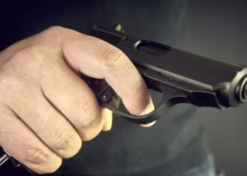 Гучні постріли, зброя і крики: поліція Києва оточила місце події, — ФОТО