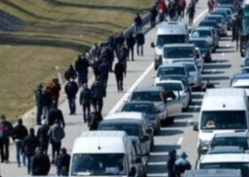 Хаос і кілометрові черги на кордоні України: що відбувається, — ВІДЕО