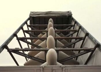 Пропаганда с неба: россияне с дронов разбрасывают листовки о «плохом» Трампе (фото)