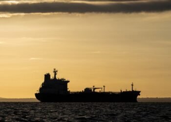 Пролив снова “под замком”? Нефтяные танкеры разворачиваются возле Ормуза