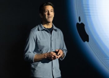 Джон Тернус на первом собрании с командой Apple: сервисы останутся приоритетом