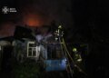На столичній Оболоні горіли три приватні будинки – у ДСНС показали гасіння пожежі