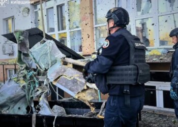 Ракета не взорвалась — ГСЧС извлекла боеприпас из жилого дома в Киевской области