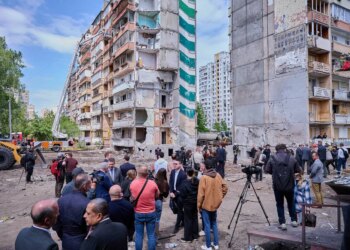 Понад 60 дипломатам показали місце влучання російської ракети у багатоповерхівку в Києві