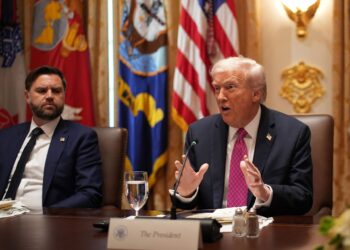 Трамп оставил Вэнсу секретное письмо на случай, если с ним “что-то случится”