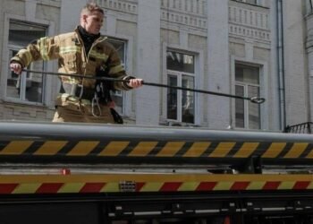 Коротке замкнення спричинило пожежу в багатоповерхівці у центрі Києва