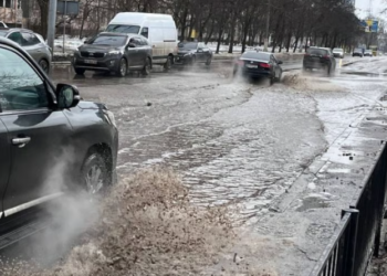 Комунальна аварія в Києві: вода зупинила дорожній рух