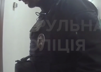 Крики про допомогу: у Києві патрульні врятували жінку з пастки